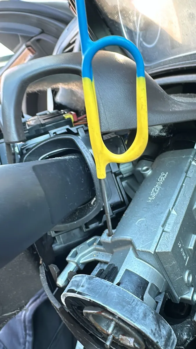 Ignition cylinder work on a steering column